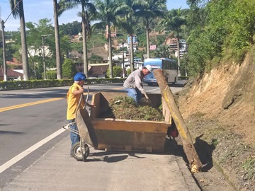 Limpeza para manter a segurança no trevo da BR 262 em Marechal Floriano