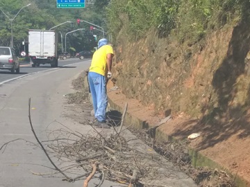 Limpeza para manter a segurança no trevo da BR 262 em Marechal Floriano 2