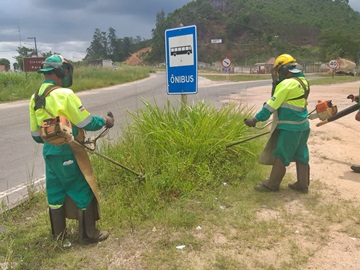 Capim alto perigoso nos trevos da BR 262 é cortado em Marechal Floriano