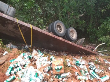 Carga de cerveja é saqueada após caminhão tombar na BR 262 2