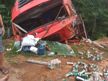 Carga de cerveja é saqueada após caminhão tombar na BR 262 3