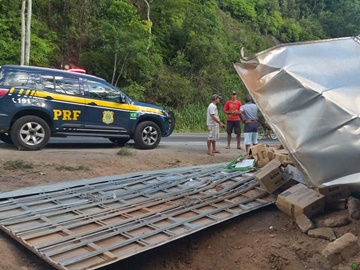 Carga de luminárias pode ter provocado tombamento em carreta na BR 262 2