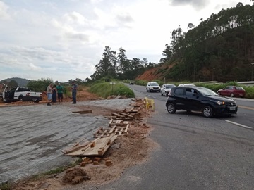 Dois carros se envolvem em colisão em trevo da BR 262