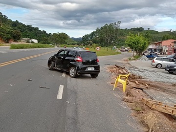 Dois carros se envolvem em colisão em trevo da BR 262 2