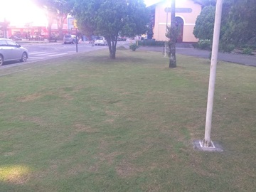 Equipe trabalha ao lado da antiga estação e residência ferroviária em Marechal Floriano