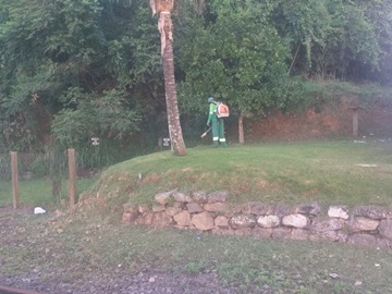 Equipe trabalha ao lado da antiga estação e residência ferroviária em Marechal Floriano 2