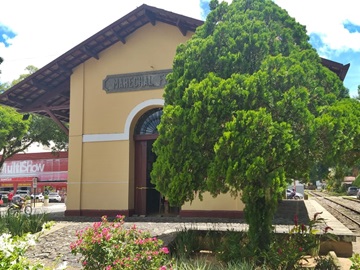 Jibóia é encontrada ao lado da antiga estação ferroviária em Marechal Floriano