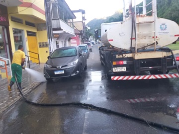 Ruas lavadas no fim desta madrugada em Marechal Floriano