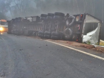 Carreta tomba em rodovia estadual de Afonso Cláudio