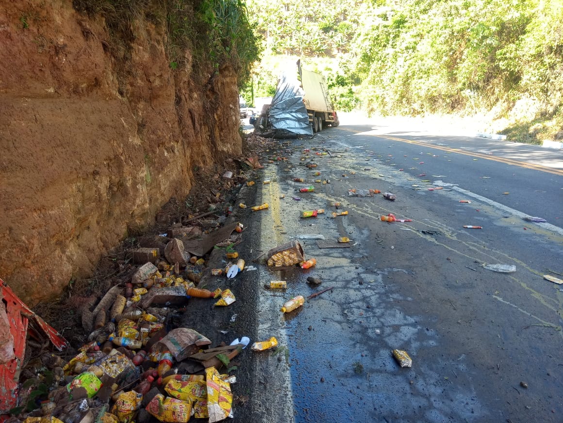 Acidente caminhão com sucos 1