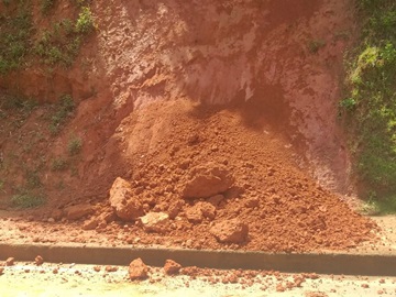 Barreira cai sobre calçadão em Marechal Floriano