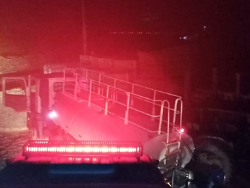 Bombeiros combatem incêndio em serralheria em Venda Nova