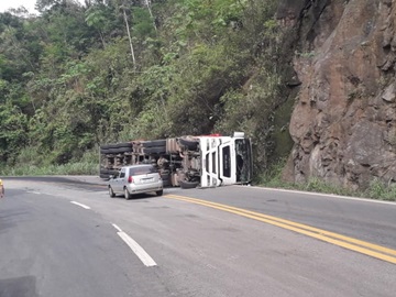 Carreta transportando madeira tomba na BR 262 e deixa trânsito lento
