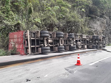 Carreta transportando madeira tomba na BR 262 e deixa trânsito lento 3