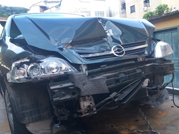 Carro derrapa na pista da BR 262 e provoca acidente com outros dois carros