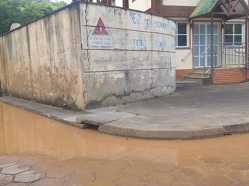 Entulhos de obras entope rede pluvial em rua de Marechal Floriano