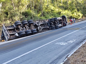 Carreta perde o controle tomba na contramão e atinge carro na BR 262