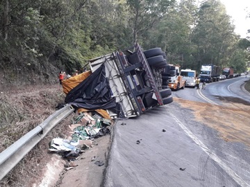 Carreta perde o controle tomba na contramão e atinge carro na BR 262 2