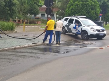 Moradores de rua invadem plataforma e quebram objetos antigos no Museu da Imigração em Marechal Floriano