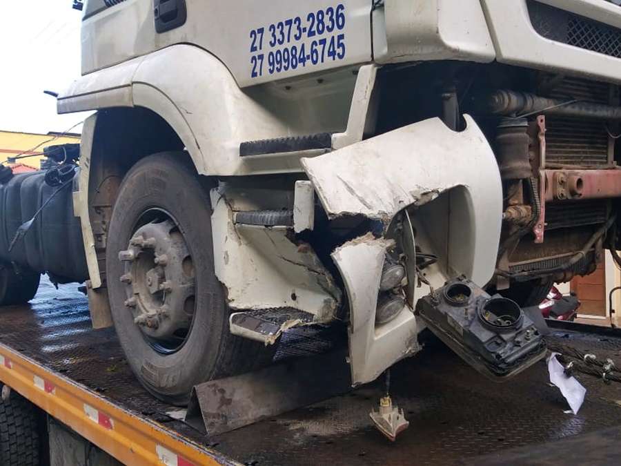 Carreta transportadora de carros derrapa e bate em pedras na BR 262