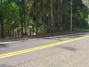 Estrada Velha de Campinho recebe pintura nova para promover segurança de motoristas