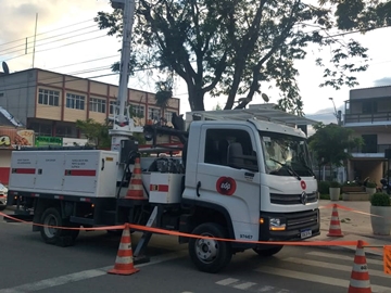 Galhos de árvore são cortados para evitar quedas na rede elétrica em Marechal Floriano 2