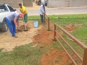 Grades metálicas são instaladas em Marechal Floriano para evitar saída clandestina de estacionamento