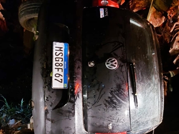 Homem fica preso às ferragens após cair com carro em ribanceira 2