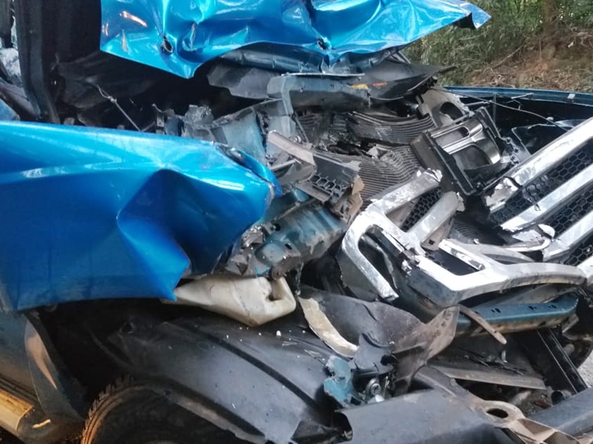 Caminhao-colide-com-a-traseira-de-outro-e-fica-destruido-na-BR-262-2