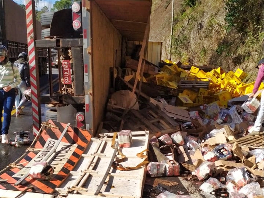 Carga-de-cerveja-e-saqueada-apos-carreta-tombar-na-BR-262-2