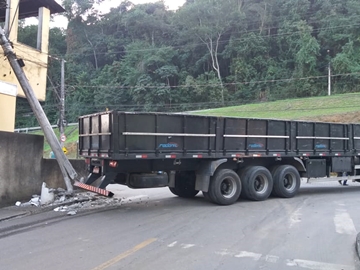 Carreta derruba poste de luz e telefonia em Marechal Floriano