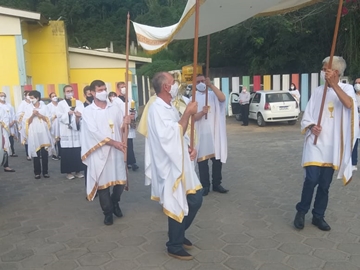 Catolicos realizam pequena carreata para comemorar Corpus Christi em Marechal Floriano