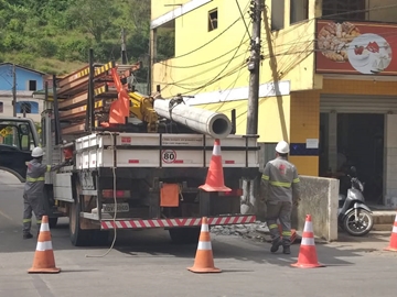 Energia elétrica é restabelecida após manutenção de poste derrubado por carreta