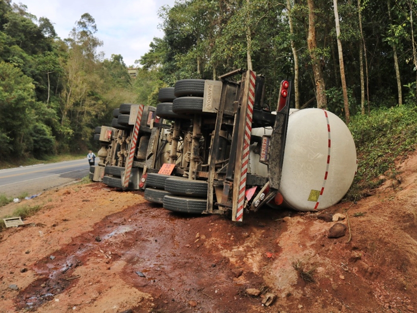 Carreta-com-45-mil-litros-de-combustivel-tomba-e-interdita-totalemente-a-BR-262-2