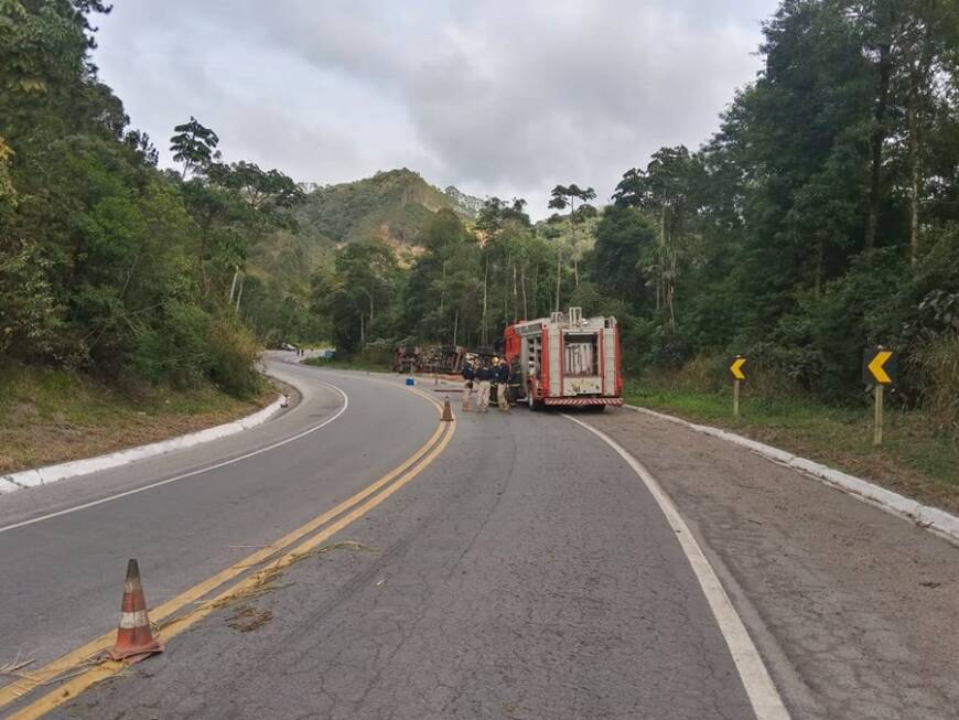 Carreta-com-45-mil-litros-de-combustivel-tomba-e-interdita-totalemente-a-BR-262