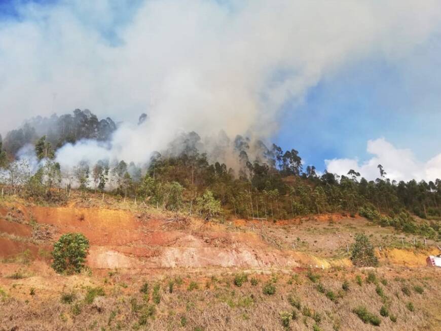 Incendio-proximo-a-condominio-deixa-moradores-assustados