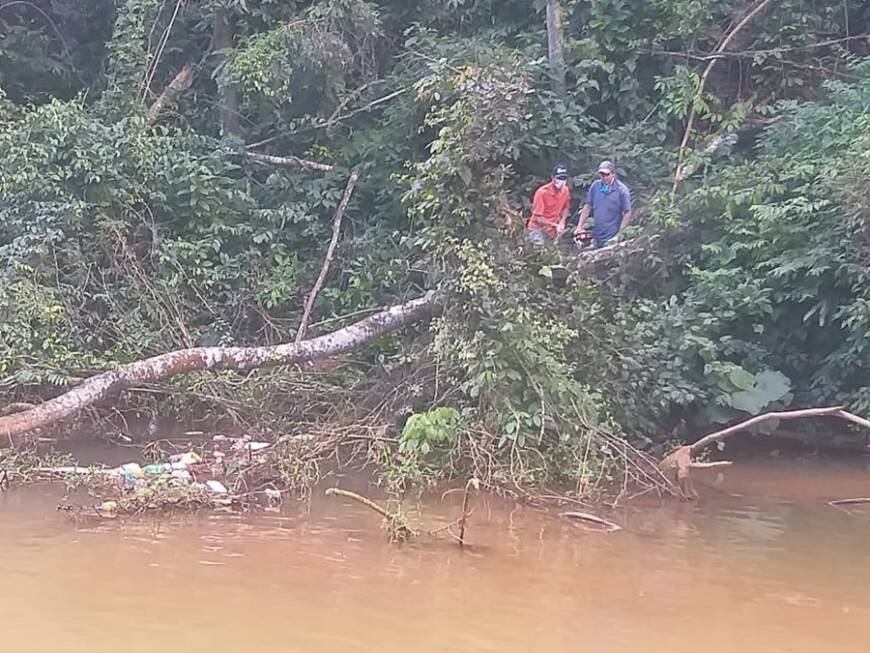 Prefeitura-retira-arvore-que-caiu-no-leito-de-rio-e-que-represava-lixo-2