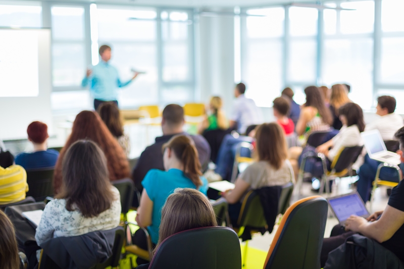 estudantes-na-sala-de-aula estudantes-na-sala-de-aula