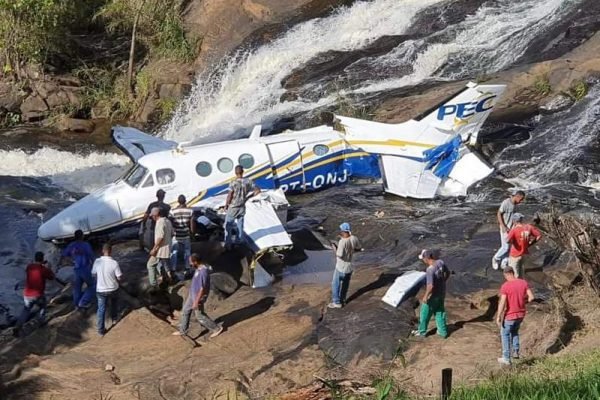 Aviao-MArilha-Mendonca