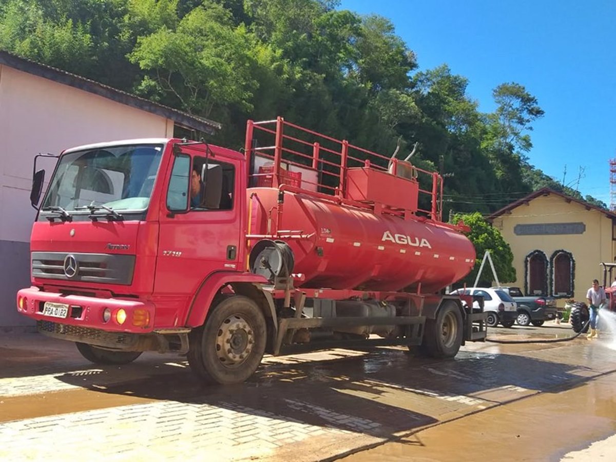 Calcamento-do-novo-estacionamento-na-sede-de-Marechal-Floriano-e-concluido-com-limpeza-2