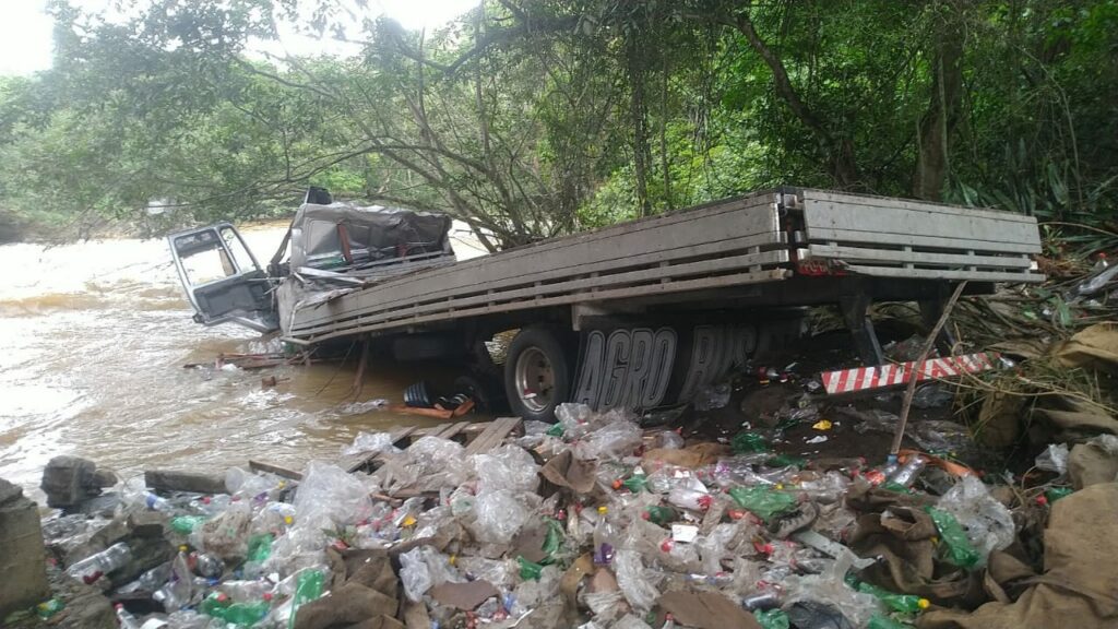 Caminhao-caiu-da-ponte