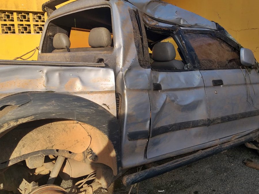 Carro-e-destruido-em-acidente-e-tem-pneus-roubados-em-Domingos-Martins-3 Carro-e-destruido-em-acidente-e-tem-pneus-roubados-em-Domingos-Martins-3