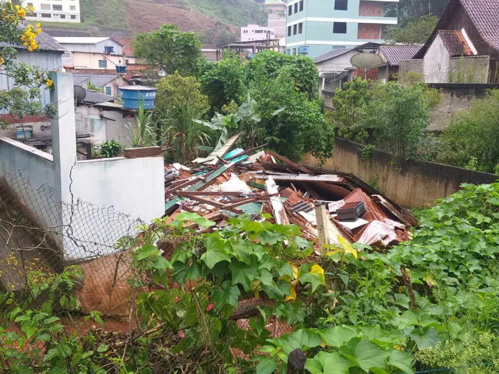 Casa-desaba-com-casal-de-idosos-dentro-sobre-corrego-em-Marechal-Floriano