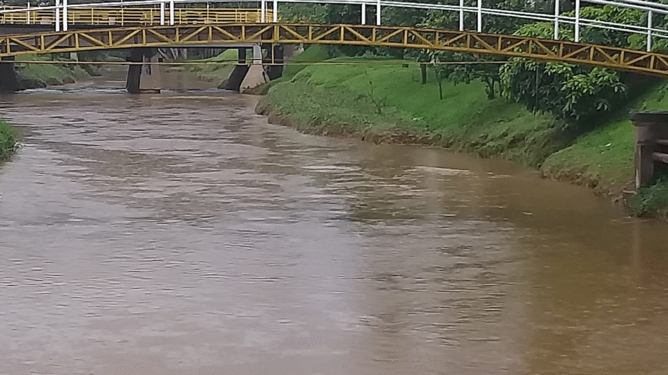 Chuvas torrenciais aumentam o nível do Rio Jucu