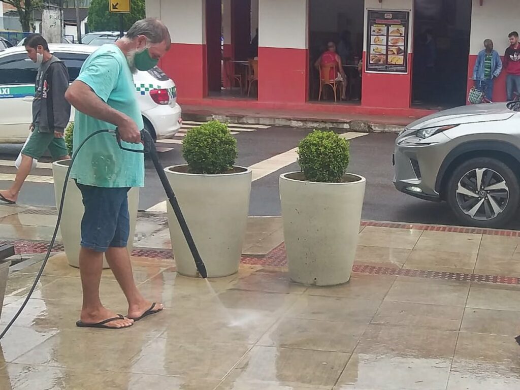 Equipes-realizam-limpeza-com-jatos-de-agua-nas-pracas-de-Marechal-Floriano-2