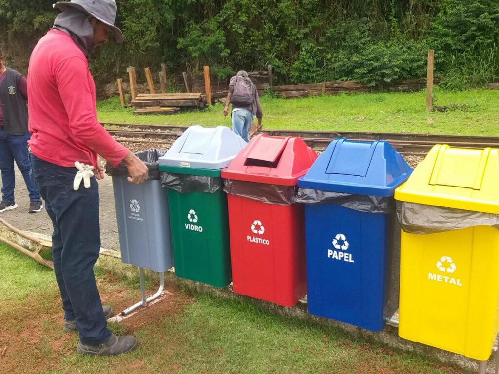 Lixeiras-de-coleta-seletiva-produzem-limpeza-de-parquinhos-em-Marechal-Floriano
