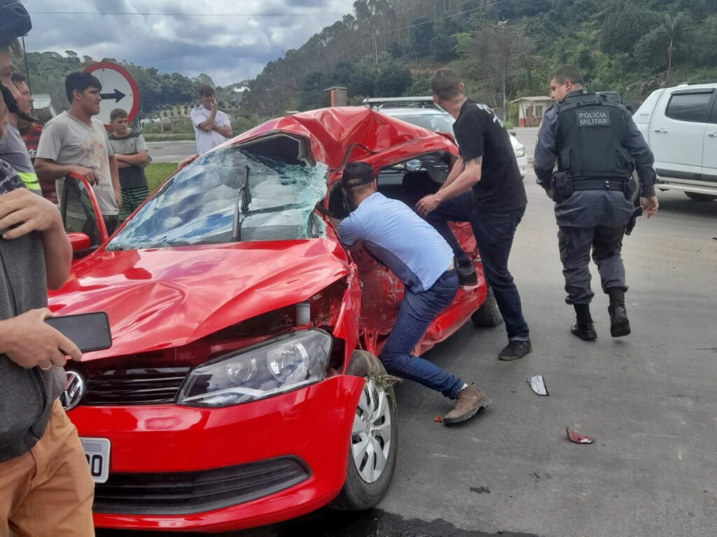 Acidente-mata-um-homem-e-deixa-mulher-em-estado-grave