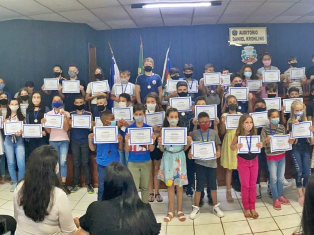 Alunos-classificados-na-segunda-fase-de-olimpiada-de-matematica-sao-premiados-em-Marechal-Floriano-2