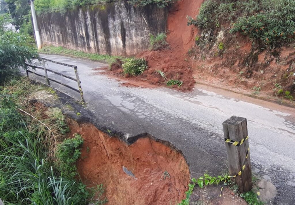 Barreira-cai-em-rua-apos-chuvas-em-Marechal-Floriano