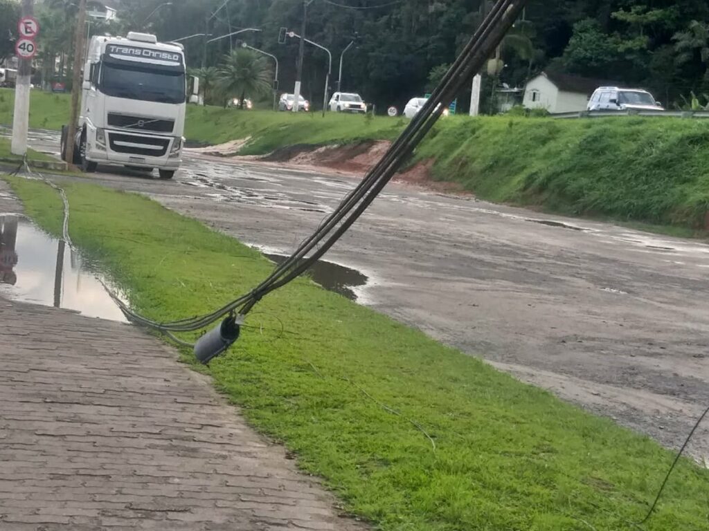Cabos-de-telefonia-caem-em-Marechal-Floriano-e-deixam-moradores-sem-servico-2